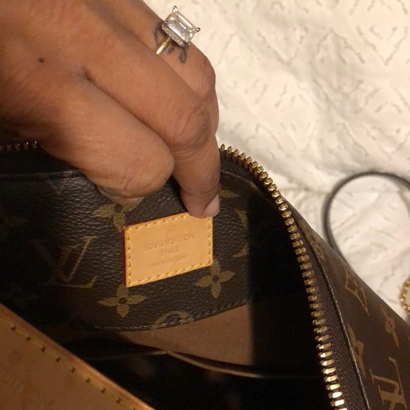 Louis Vuitton - Picture 2 of 9